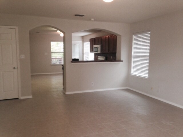 Building Photo - COMFORTABLE HOME | SINGLE STORY  |  CLOSE ...