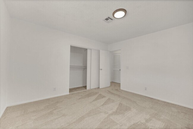 Building Photo - CUTE REMODELED TWO BEDROOM UNIT IN CENTRAL LOCATION