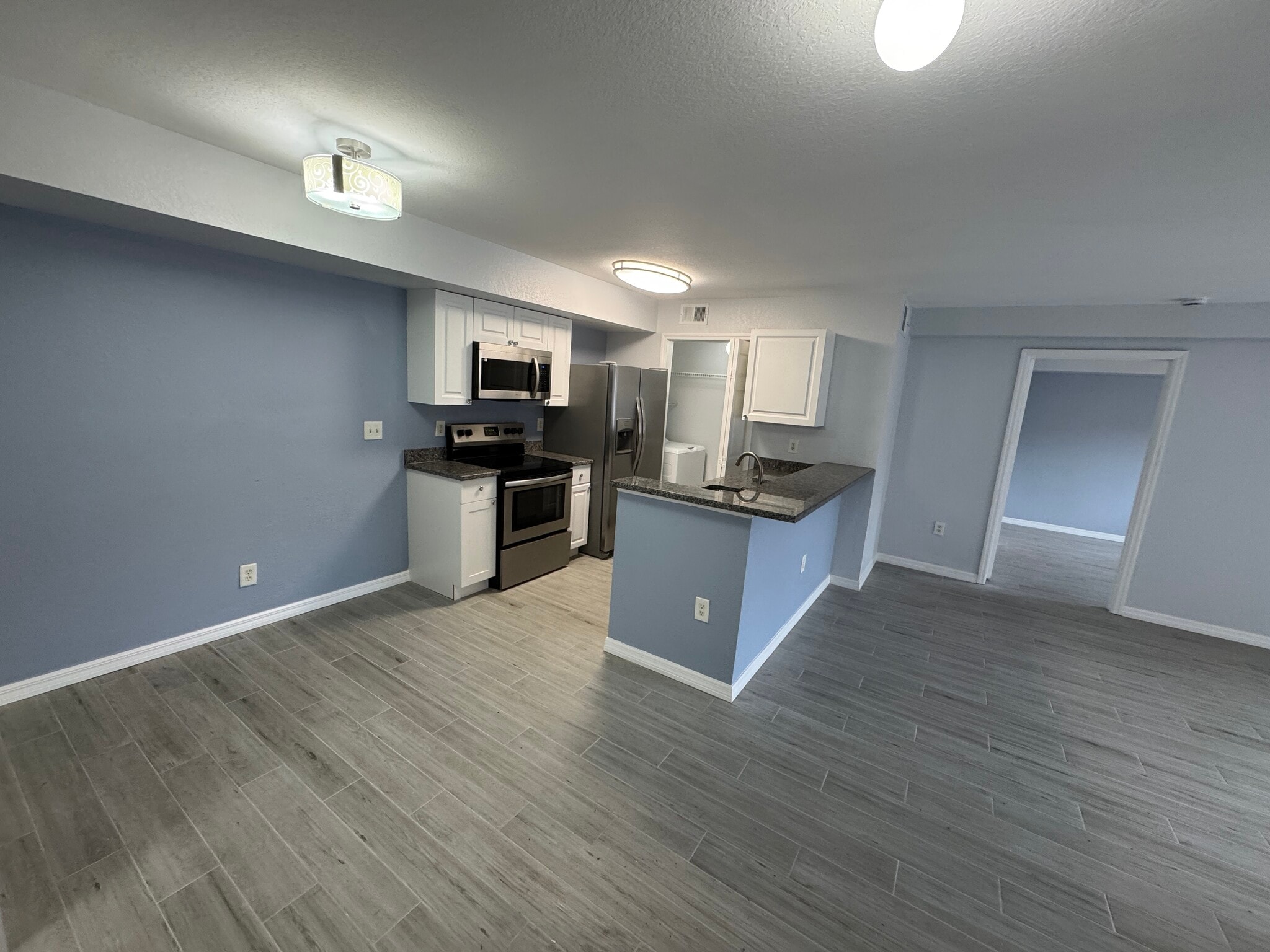 Building Photo - 141 SW Palm Dr