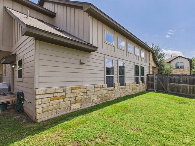Building Photo - 9310 Tanager Way