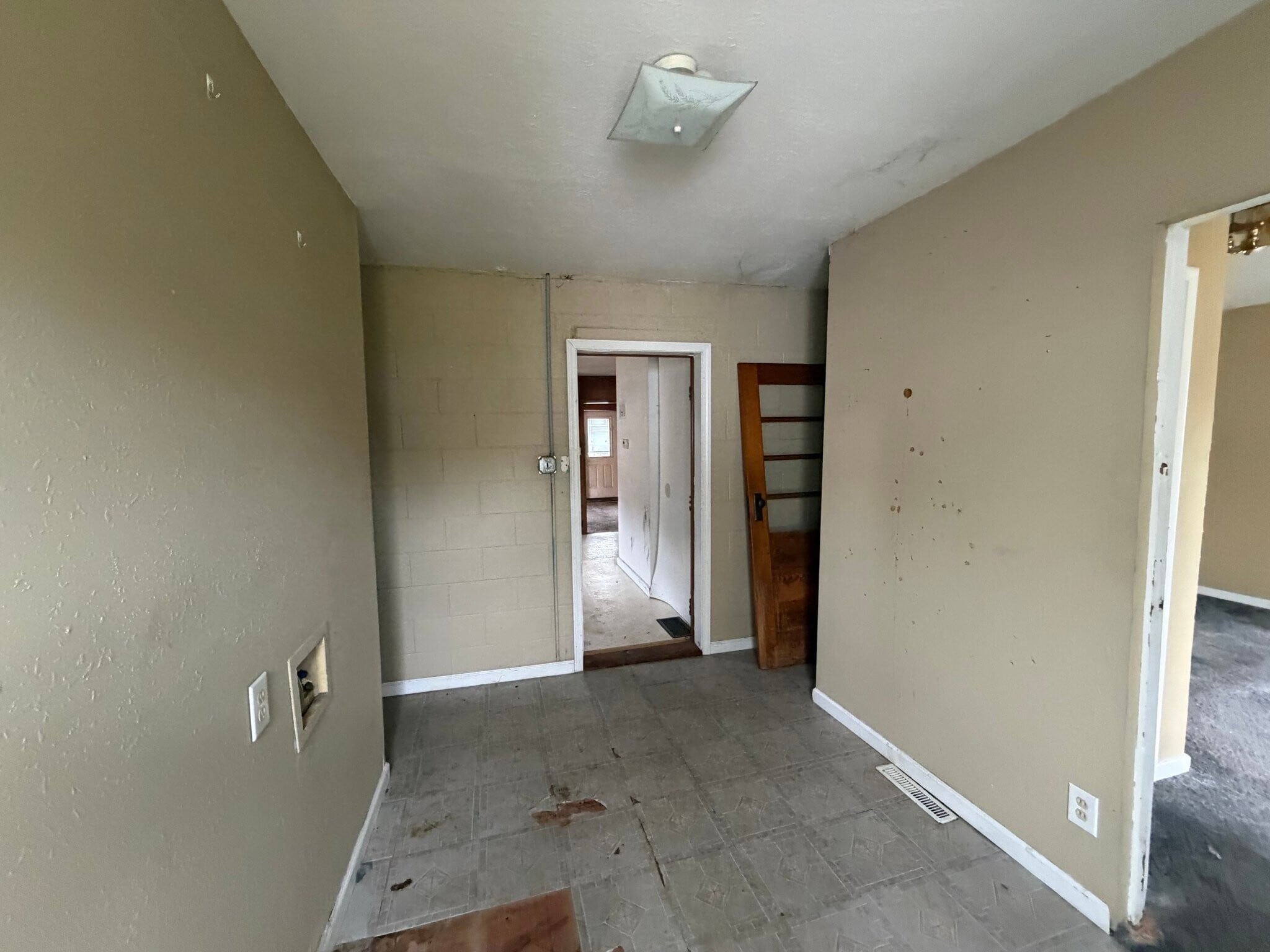 Building Photo - 1604 S Kneer Ave