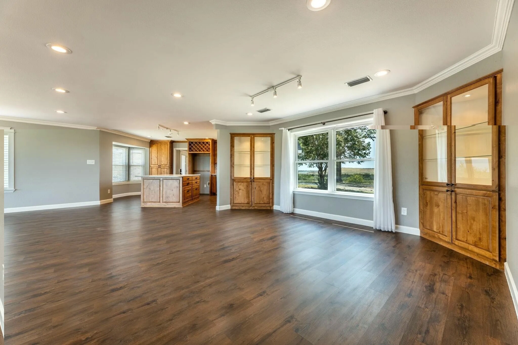 Building Photo - 6200 N Interstate 45 Service Rd