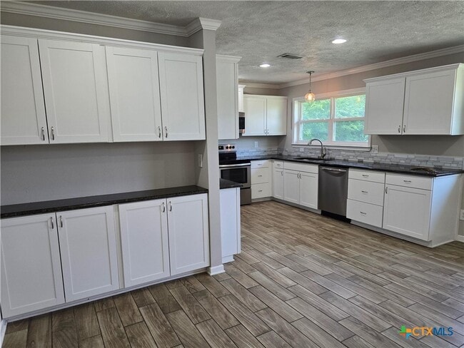 Building Photo - 205 E Cherokee Dr