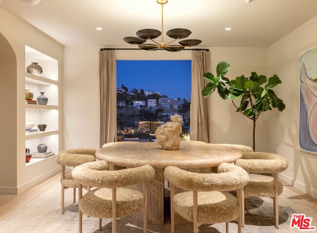 Building Photo - 8673 Hollywood Blvd