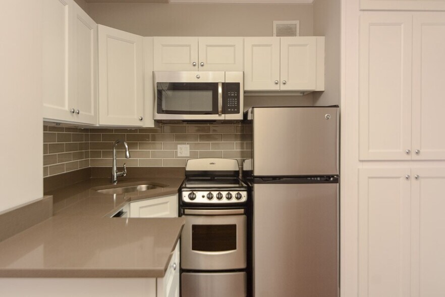 Building Photo - 817 W Lakeside Pl