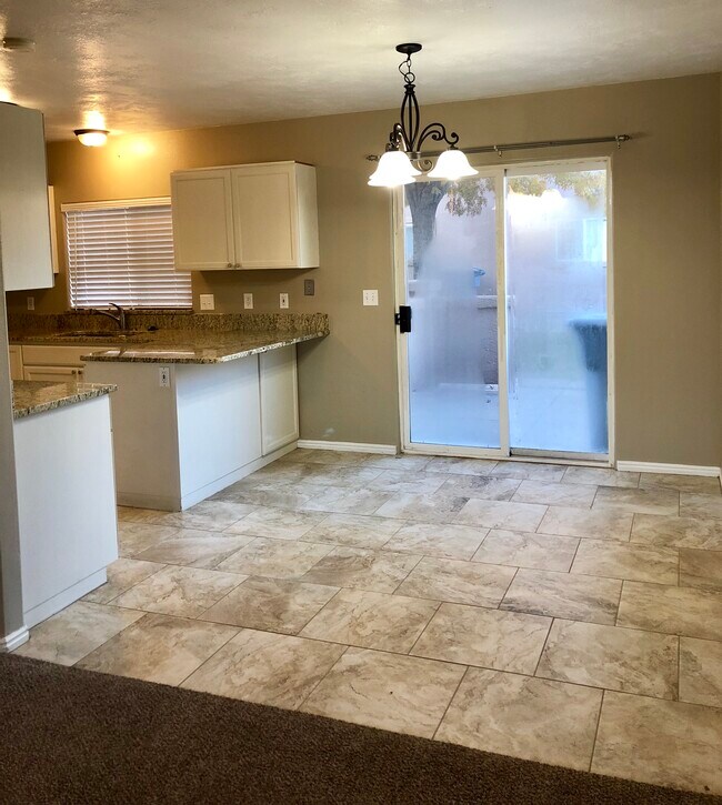 Building Photo - 441 Sunland Dr