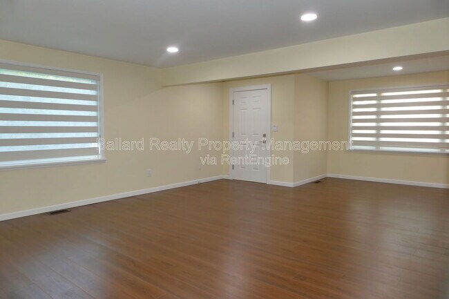 Building Photo - 2127 N 160th St