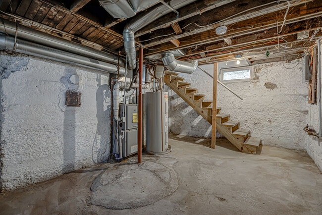 Building Photo - 1915 Woodlawn Ave