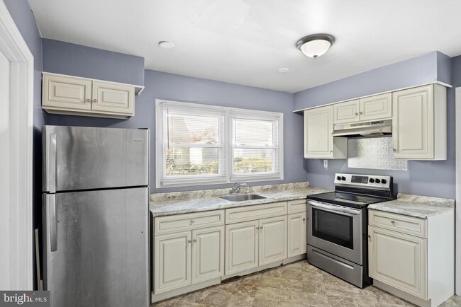 Building Photo - 15 Gallant Ln