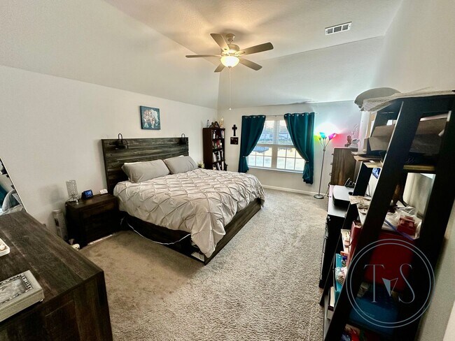 Building Photo - SPRING MOVE-IN SPECIAL: $1000 OFF 1ST MONT...