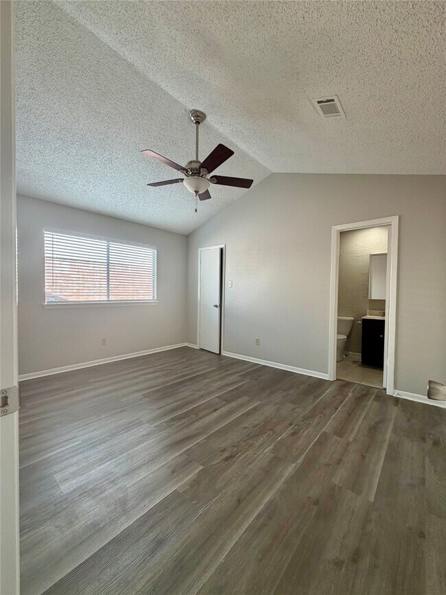 Building Photo - 2406 Lively Ln