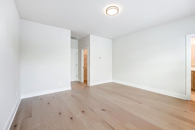 Building Photo - NEW TOWNHOME W/ ROOFTOP TERRACE @ 5West Te...