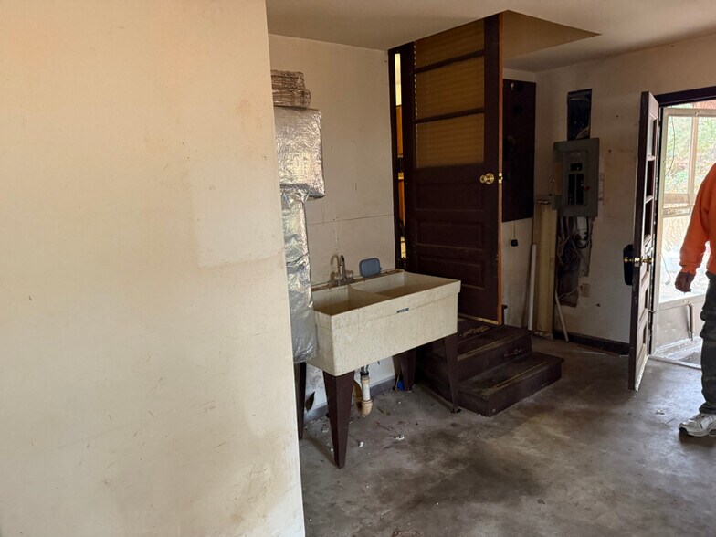 Building Photo - 205 South End Rd