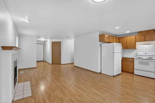 Building Photo - Great 2 story Townhome with Garage!