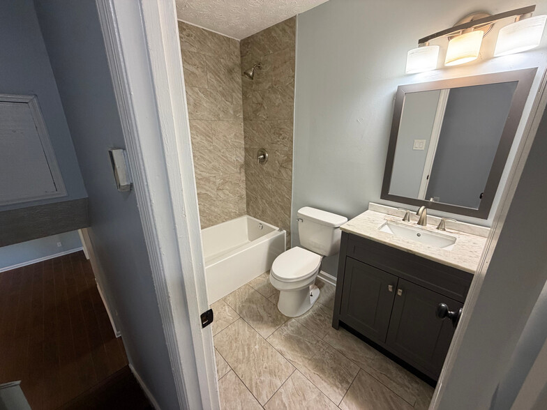 Building Photo - Room in House on Alicia Ct