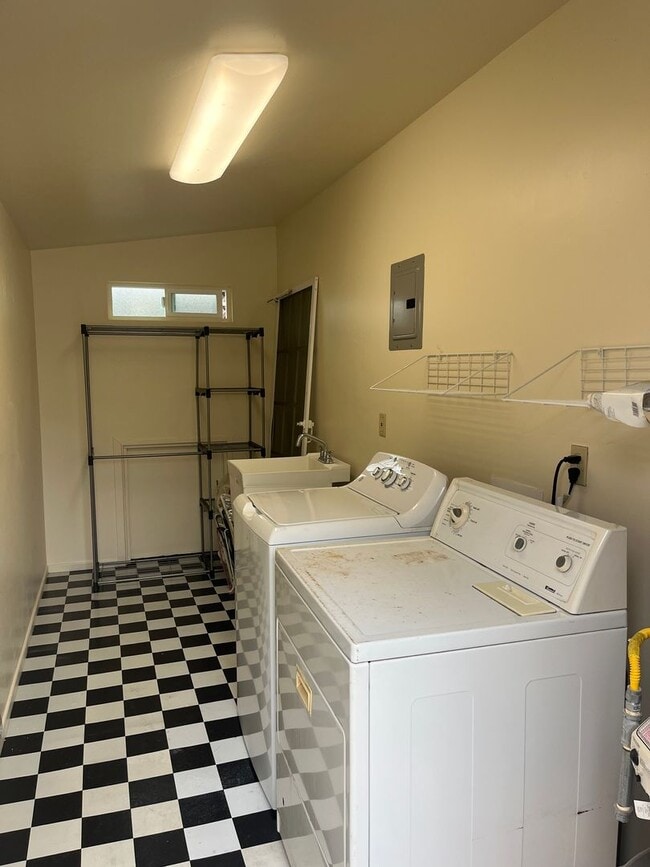 Building Photo - Charming Detached 1-Bedroom