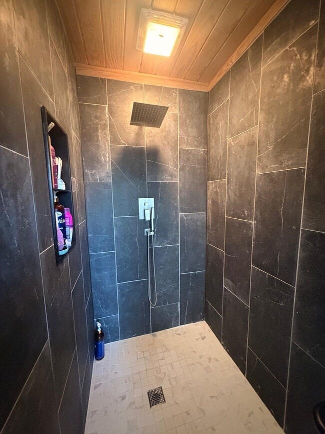 Building Photo - 1902 SW Aladdin St