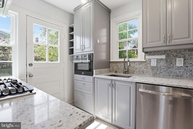 Building Photo - 618 Wayne Ave