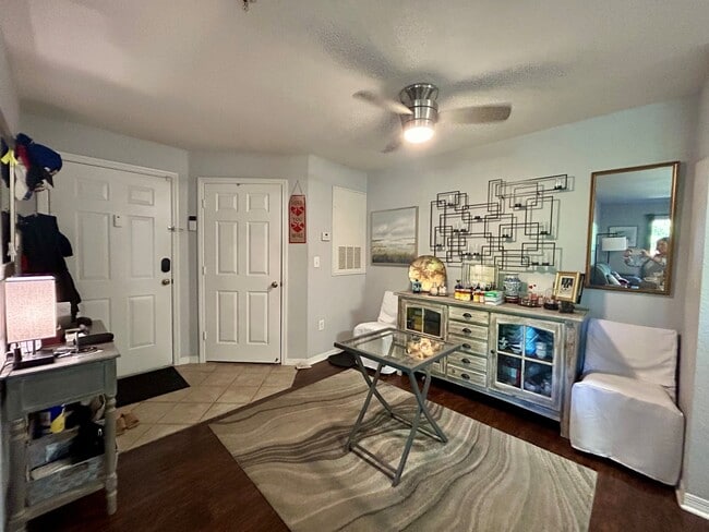 Building Photo - 5483 Vineland Rd