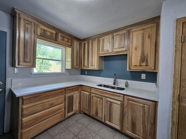 Building Photo - 5009 Royal Dr
