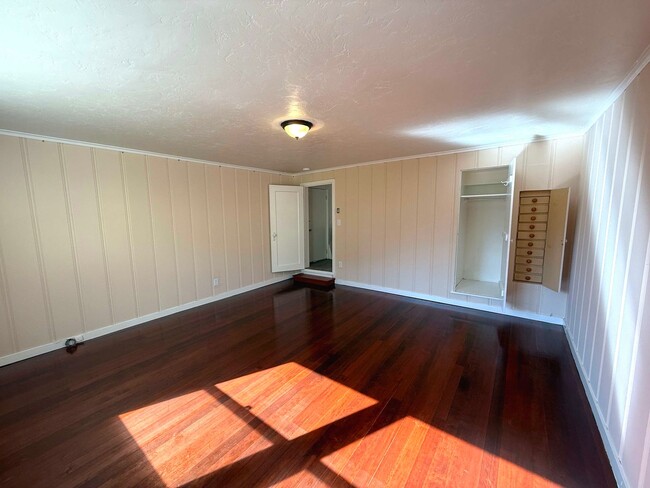 Building Photo - UPDATED BRIGHT 2000sf 4BR/2BA Monterey Hei...