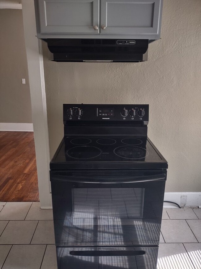Building Photo - LIMITED TIME MOVE IN SPECIAL!! FIRST MONTH...