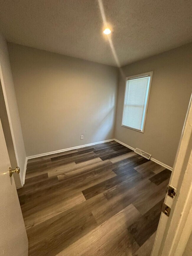 Building Photo - 4 bedroom 2 bath