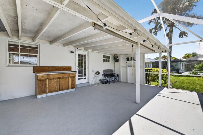 Building Photo - 416 SE Naranja Ave