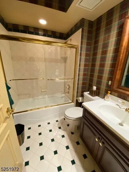 Third Bedroom En-Suite - 1 Hurlingham Club Rd