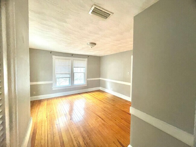 Building Photo - Stunning spacious 2nd floor apartment with Water View!