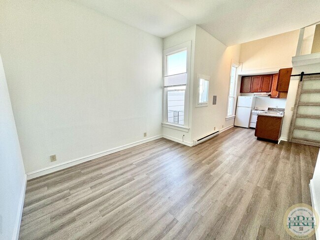 Building Photo - Top Floor Studio Unit in the Heart of the ...