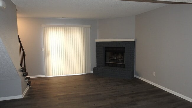 Building Photo - 3 bed 1.5 - Blue Springs Townhome