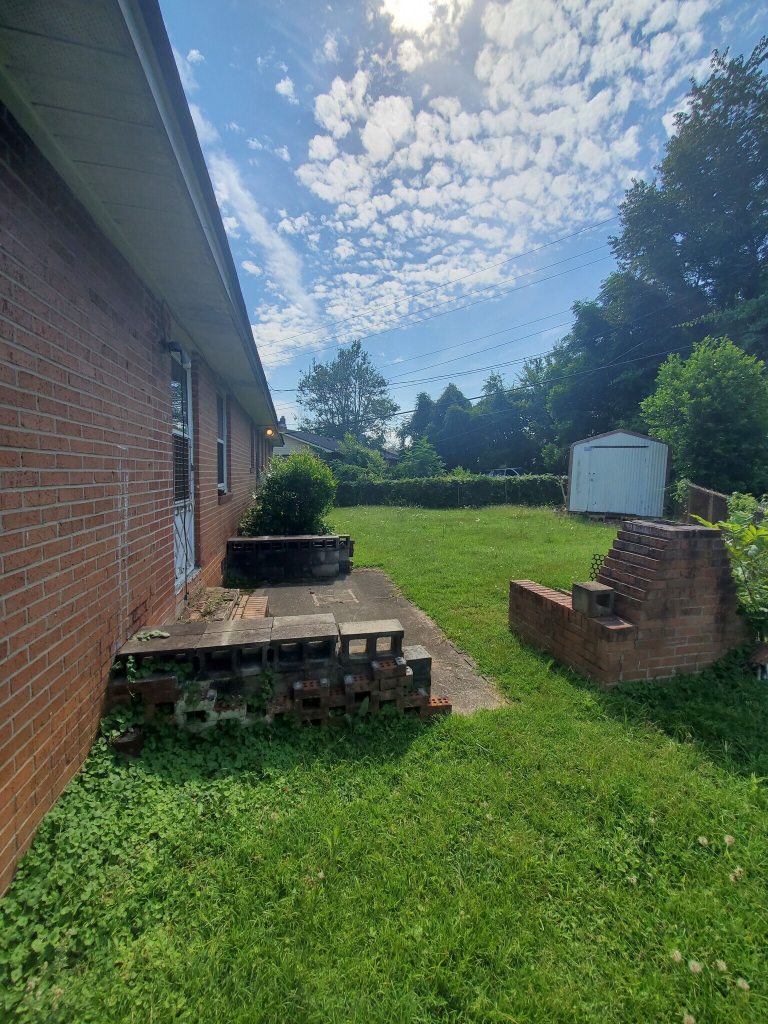 Building Photo - 301 W Lakeside Ave