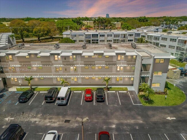 Building Photo - 2200 Park Ln