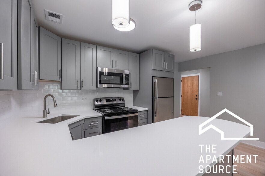 Building Photo - 1223 N La Salle Dr