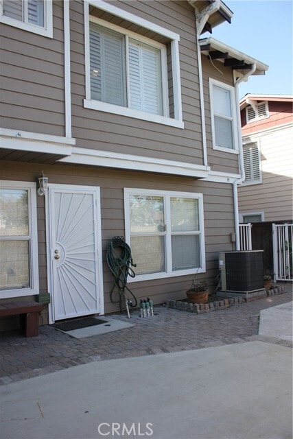 Building Photo - 563 E City Ct