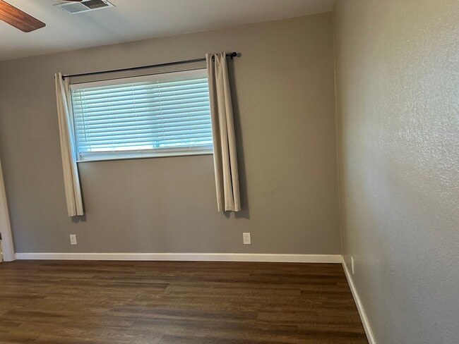 Building Photo - Charming Home with Open Floor Plan in West Redding