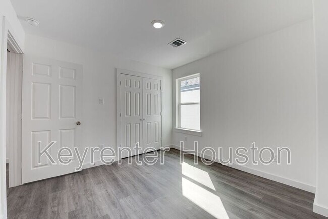 Building Photo - 8126 Sterlingshire St