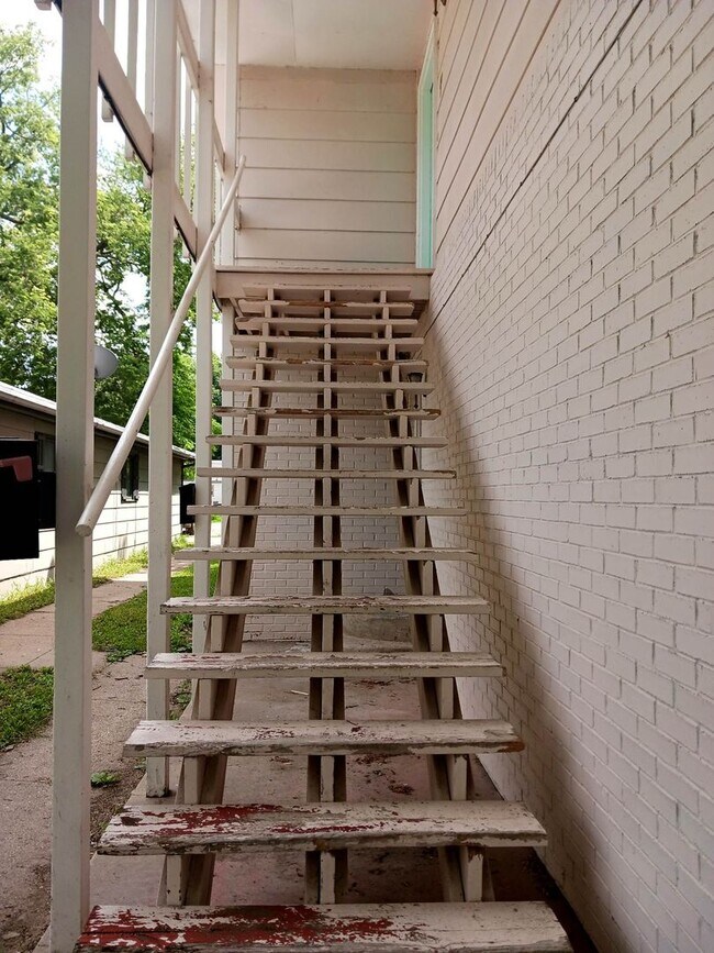 Building Photo - Upper Level Unit