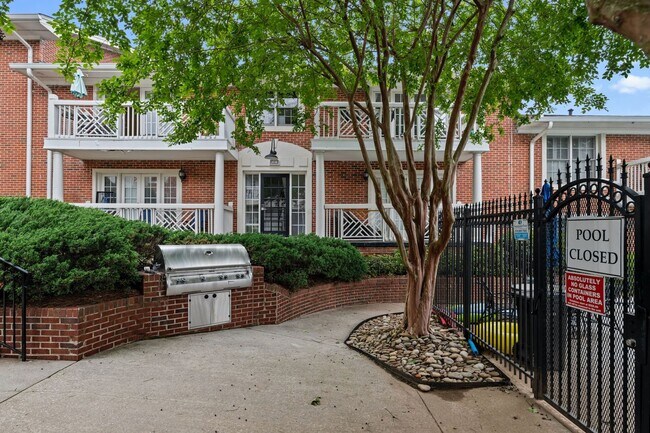 Building Photo - Beautiful 2bd/1ba Condo in VA Highlands w/ Balcony and Pool!!