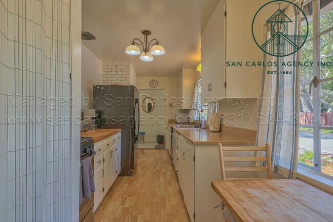 Building Photo - Furnished Two Bedroom Carmel Cottage