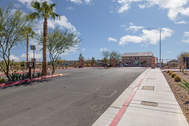 Building Photo - Newer three bedroom unit in gated communit...
