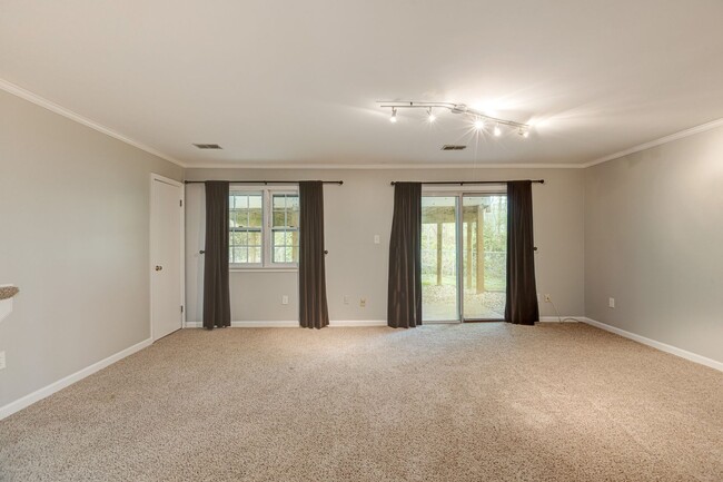 Building Photo - 3303 Spring Lake Ct