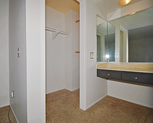 Building Photo - "Discover Your Oasis: Spacious 3-Bed Condo with Granite Touches in Palm Springs!"