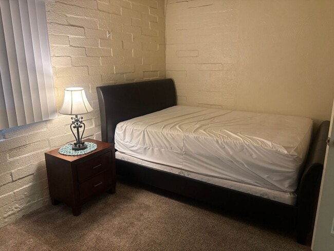 Building Photo - Furnished 2 Bedroom Condo with Community Pool Close to the UofA! (Speedway/Euclid)