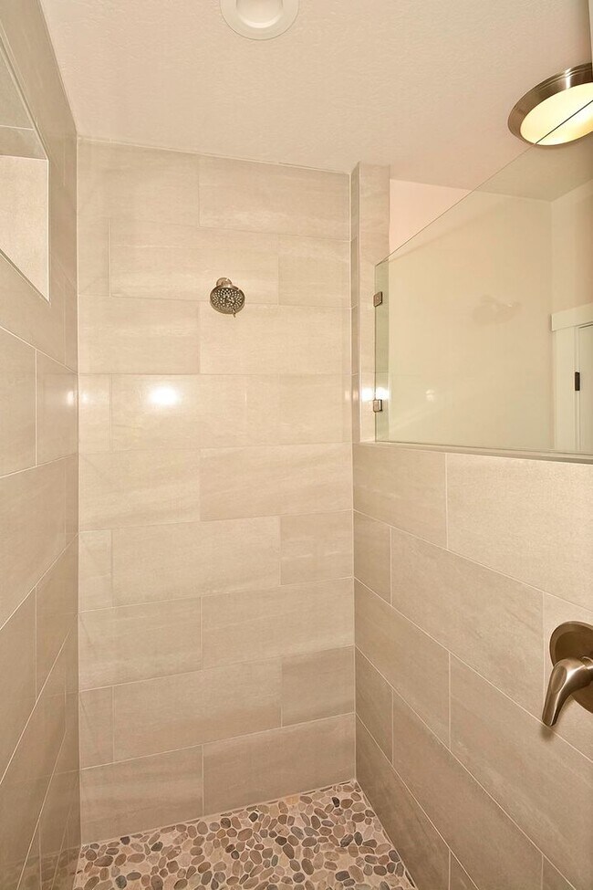 Building Photo - Centrally Located 3 Bedroom 2 Bathroom Home