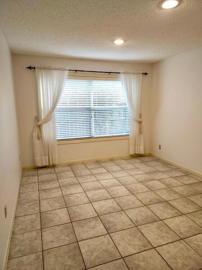 Building Photo - 2118 Hickory Lawn Dr