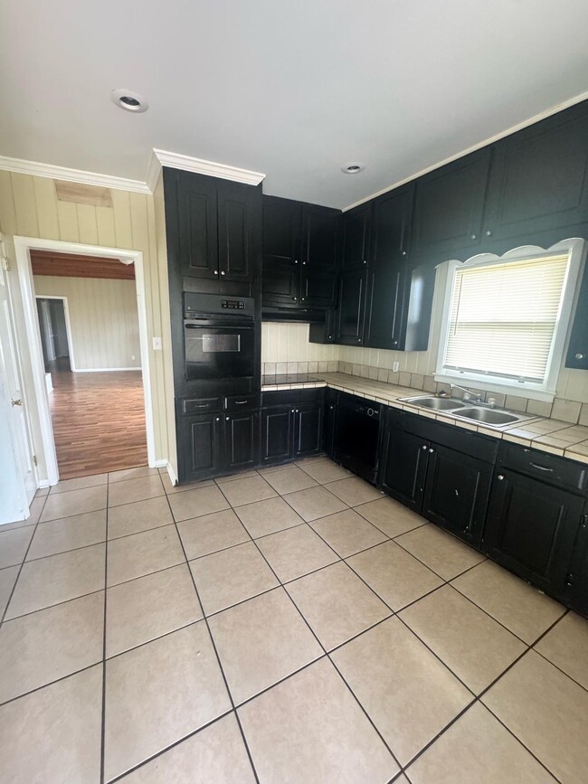 Building Photo - 208 N Rosewood Dr