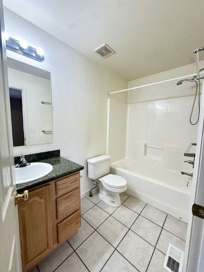 Building Photo - Charming Townhouse for Rent in Cheyenne, WY