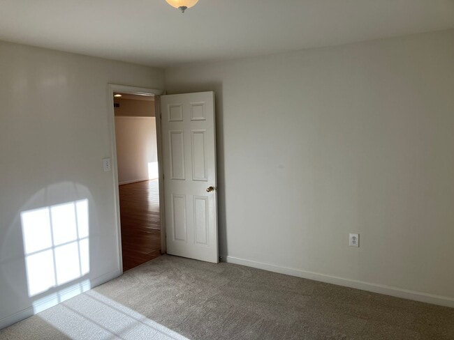 Building Photo - 2 Bedroom/1 Bathroom Basement Unit for Rent on the North Side of Culpeper